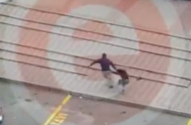 O femeie din Pitesti a fost tarata pe trotuar, lovita si bagata intr-un tomberon/ VIDEO