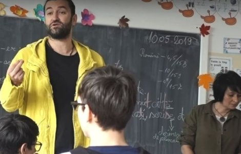 Smiley a mers la scoala unui copil, hartuit de colegii sai, dupa o scrisoare primita de la mama: Fiti oamenii pe care va doriti sa-i intalniti