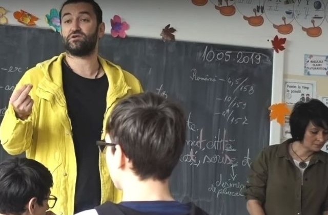 Smiley a mers la scoala unui copil, hartuit de colegii sai, dupa o scrisoare primita de la mama: Fiti oamenii pe care va doriti sa-i intalniti