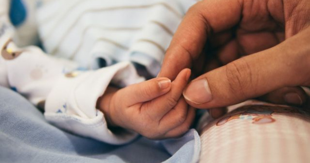 Un bebelus de 4 luni, dintr-o familie de romi din Romania, cel mai mic copil separat de parintii sai din pricina politicii administratiei Trump privind imigratia