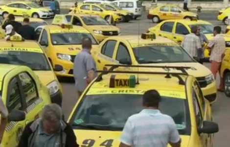 Aproape 300 de taximetristi protesteaza in Piata Constitutiei impotriva proiectului de lege pentru "ridesharing"