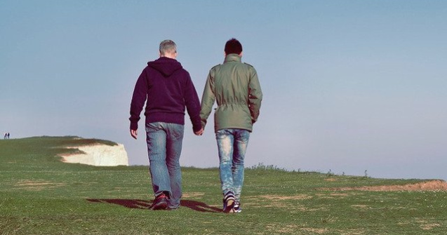 Sapte cupluri gay au dat Romania in judecata la CEDO si cer recunoasterea familiilor lor