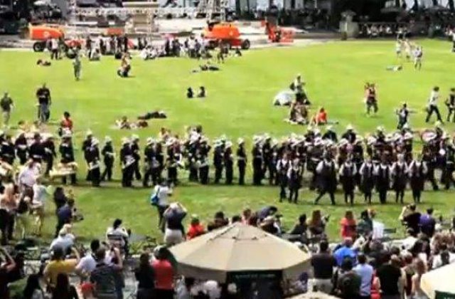 [VIDEO] Cerere in casatorie cu flash mob, Michael Jackson si fanfara