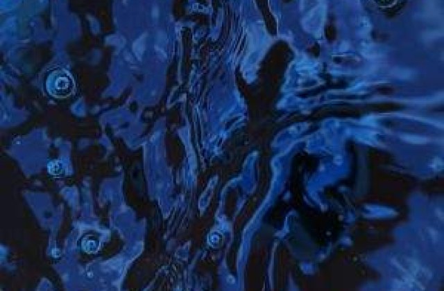 Apa "infestata" cu reziduuri de petrol, in Mamaia