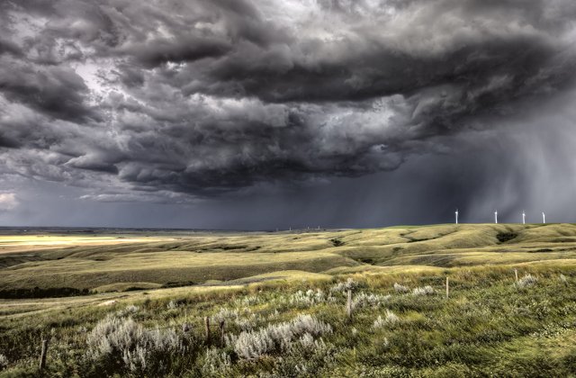 Cod galben de averse, vijelii si grindina in 37 de judete, pana la ora 23:00