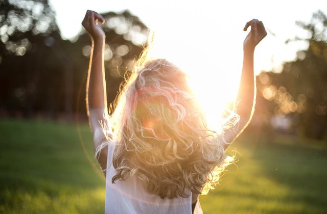 Cum sa obtii bucle lejere "de vara": 6 metode simple si la indemana oricui / VIDEO