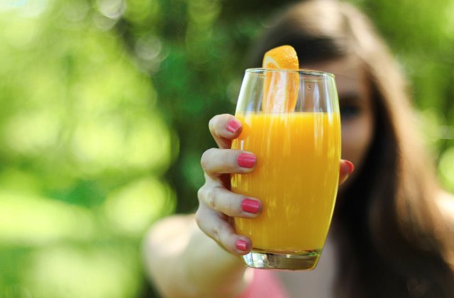 8 cele mai bune sucuri naturale care te ajuta sa arzi grasimile