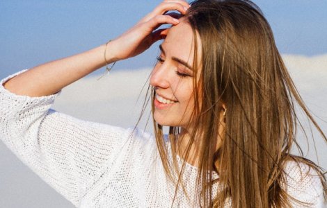  Top  Evita placa de par si apa fierbinte. 8 motive pentru care ti se ingrasa parul prea repede