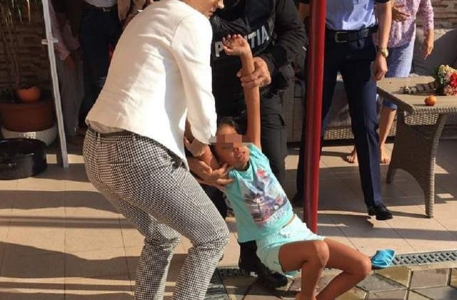 Caz revoltator in jud. Mehedinti. Fetita de 9 ani, luata cu forta din familia in care a crescut si dusa in America / VIDEO