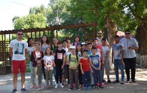 Olt: 20 de copii institutionalisti, in excursie cu ajutorul bonurilor de la pompierii care au donat sange