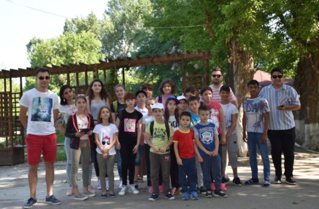 Olt: 20 de copii institutionalisti, in excursie cu ajutorul bonurilor de la pompierii care au donat sange