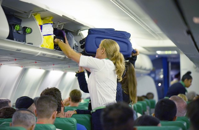 Ce ai voie in bagajul de mana: 10+ obiecte pe care le poti lua cu tine in avion