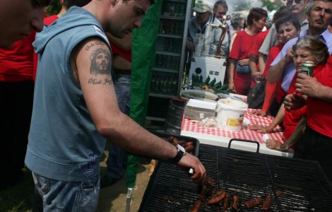 1 Mai romanesc, cu mici, multa bere si...fotomodele