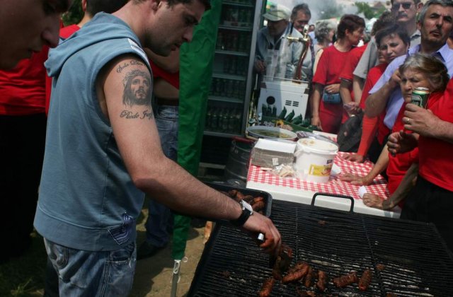 1 Mai romanesc, cu mici, multa bere si...fotomodele
