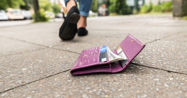 Oamenii de stiinta au "pierdut" 17.000 de portofele in 40 de tari pentru a testa onestitatea oamenilor