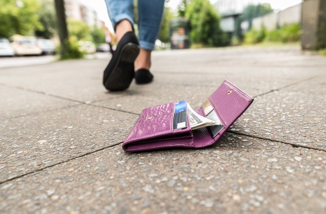 Oamenii de stiinta au "pierdut" 17.000 de portofele in 40 de tari pentru a testa onestitatea oamenilor