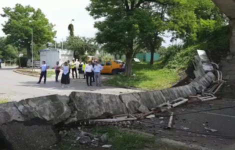 Buzau: O bucata de pod s-a prabusit pe strada / VIDEO