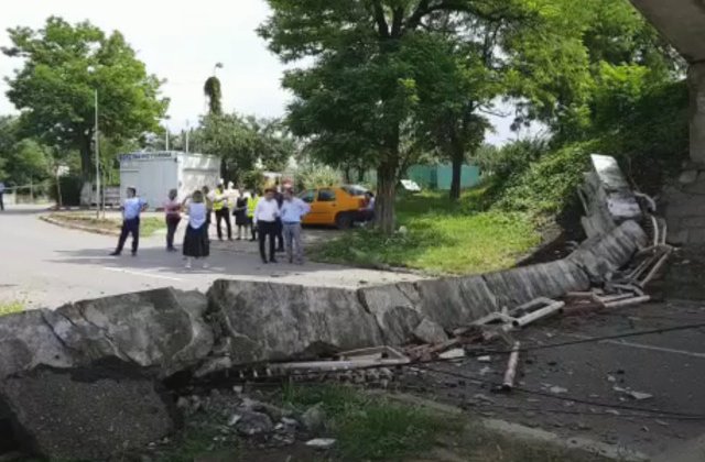 Buzau: O bucata de pod s-a prabusit pe strada / VIDEO
