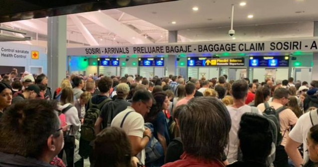 Ponta, de la Aeroportul Henri Coanda: Aproape o mie de oameni vor sa ii transmita ministrului Transporturilor "mincinosule, nesimtitule, incompetentule"