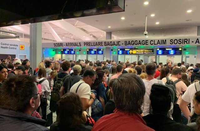 Ponta, de la Aeroportul Henri Coanda: Aproape o mie de oameni vor sa ii transmita ministrului Transporturilor "mincinosule, nesimtitule, incompetentule"