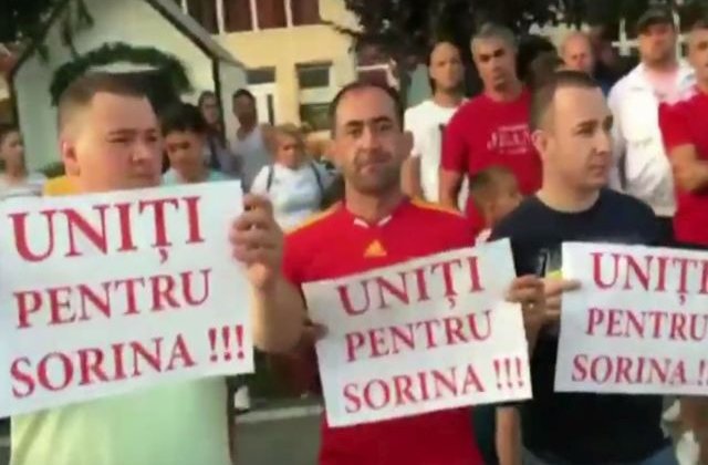 Noi proteste in Baia de Arama in cazul fetitei data spre adoptie: "Sorina merita un loc in Romania, alaturi de familia ei"/ VIDEO