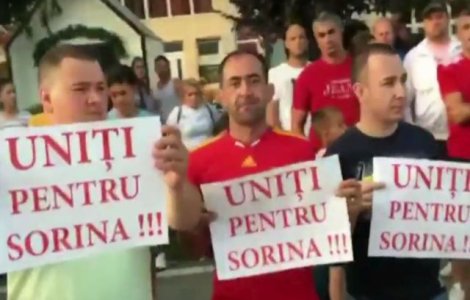 Noi proteste in Baia de Arama in cazul fetitei data spre adoptie: "Sorina merita un loc in Romania, alaturi de familia ei"/ VIDEO