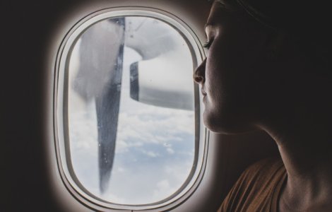 O pasagera a adormit si s-a trezit abandonata la bordul unui avion, cu luminile stinse