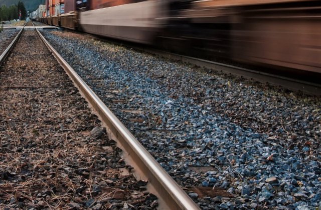 O fetita de 7 ani, lovita de tren in fata mamei sale