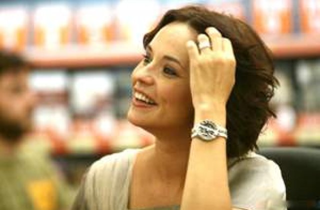 Andreea Marin Banica le imparte carti copiilor de la scoala din Roman la care a invatat