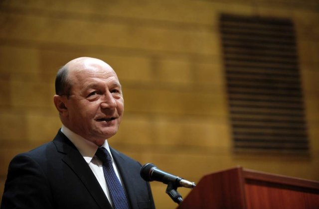 Basescu: CCR poate arbitra intre actorii politici doar daca Constitutia se revizuieste