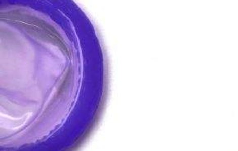 Peste jumatate din tinerii activi sexual NU folosesc mereu prezervativ