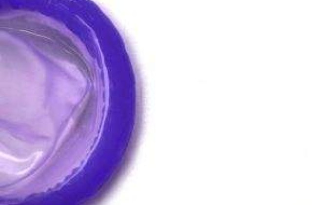 Peste jumatate din tinerii activi sexual NU folosesc mereu prezervativ