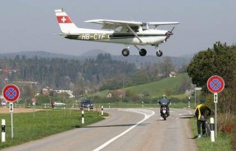  Video  Un avion s-a prabusit la Cornetu