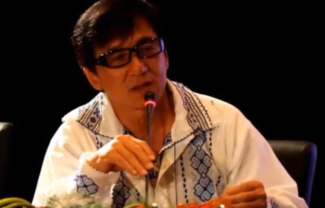 Ambasada Romaniei la Beijing publica o fotografie cu actorii Jackie Chan si Ziyi Zhang imbracati in ie romaneasca/ VIDEO