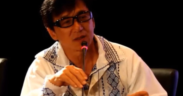 Ambasada Romaniei la Beijing publica o fotografie cu actorii Jackie Chan si Ziyi Zhang imbracati in ie romaneasca/ VIDEO