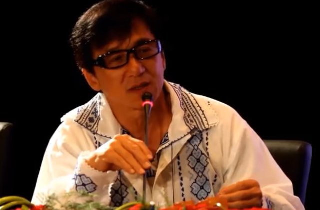 Ambasada Romaniei la Beijing publica o fotografie cu actorii Jackie Chan si Ziyi Zhang imbracati in ie romaneasca/ VIDEO