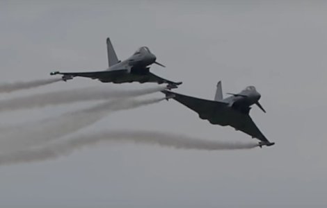 Doua avioane de vanatoare s-au prabusit dupa ce au intrat in coliziune, in zbor, in nordul Germaniei