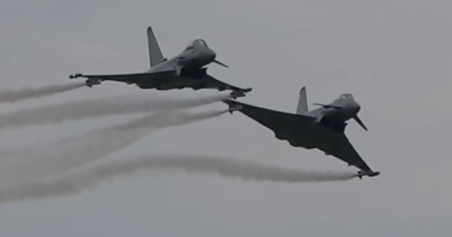 Doua avioane de vanatoare s-au prabusit dupa ce au intrat in coliziune, in zbor, in nordul Germaniei