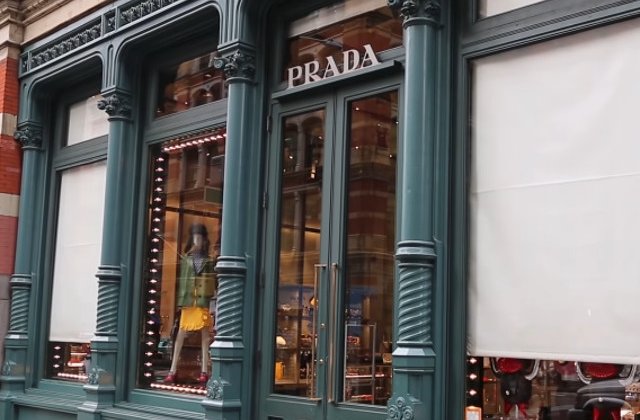 Grupul italian Prada, specializat in industria produselor de lux, lanseaza o gama de produse obtinute din plastic reciclat
