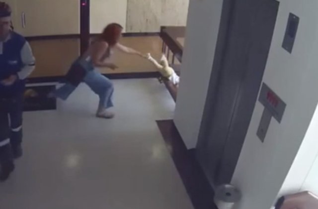 Reactia spontana a unei femei, cand a vazut ca fiul ei e pe cale sa cada de la balcon  / VIDEO