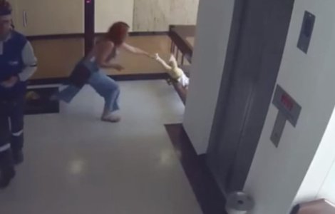 Reactia spontana a unei femei, cand a vazut ca fiul ei e pe cale sa cada de la balcon / VIDEO