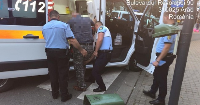 Un barbat a ajuns la spital dupa ce a lovit cu piciorul un cos de gunoi