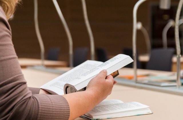 O tanara si-a continuat examenul la facultate, desi a intrat in travaliu