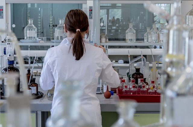 Studiu: Boala Parkinson debuteaza in intestine si se transmite la creier