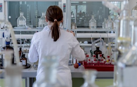 Studiu: Boala Parkinson debuteaza in intestine si se transmite la creier