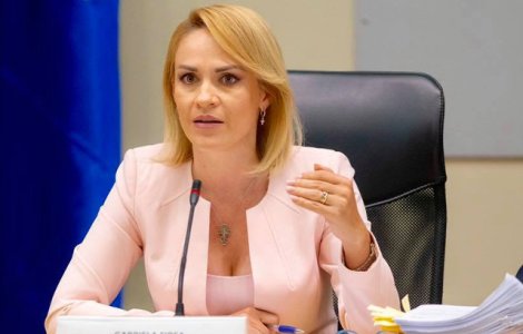 Andrei Caramitru, despre Firea: Cum sa pui pe cineva sa dea cu tamaie pe la usile consilierilor din opozitie inainte de sedinte?