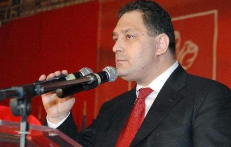 Vanghelie renunta la fotomodelele &#39;69-96-69&#39; pentru petrecerea de 1 Mai