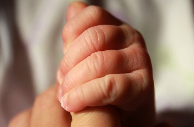 Fetita nou-nascuta, aruncata intr-un sac de plastic in padure/ VIDEO