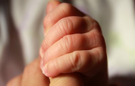 Fetita nou-nascuta, aruncata intr-un sac de plastic in padure/ VIDEO