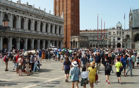 O turista de 23 de ani, amendata cu 250 de euro in Venetia pentru ca purta doar costum de baie